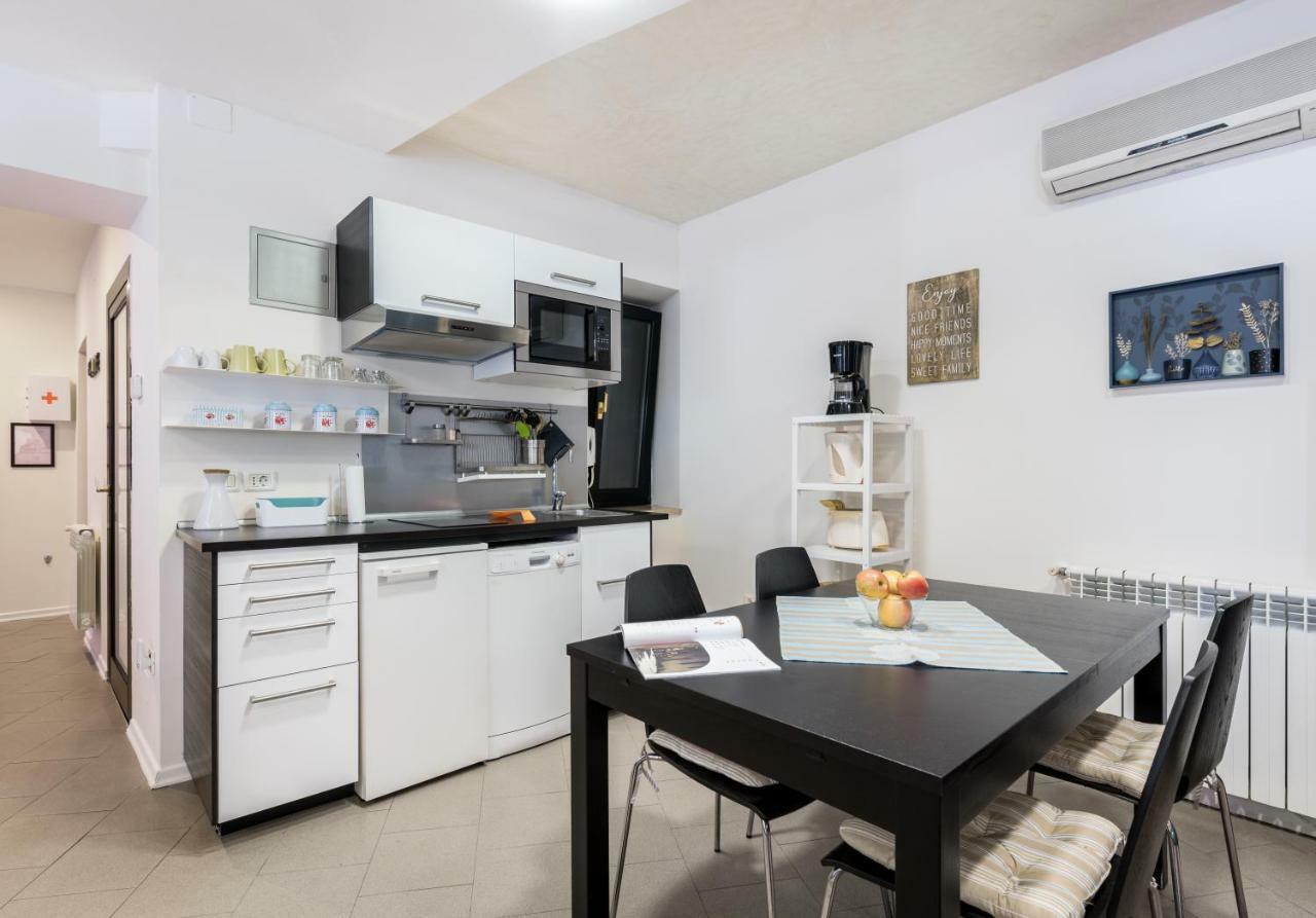 White&Blue Top Center App Apartment Pula Exterior photo